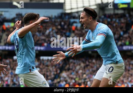 Etihad Stadium, Manchester, Großbritannien. 1. April 2023. Premier League Football, Manchester City gegen Liverpool; Julian Alvarez von Manchester City feiert sein 27.-minütiges Tor mit Teamkollege Jack Grealish Credit: Action Plus Sports/Alamy Live News Stockfoto