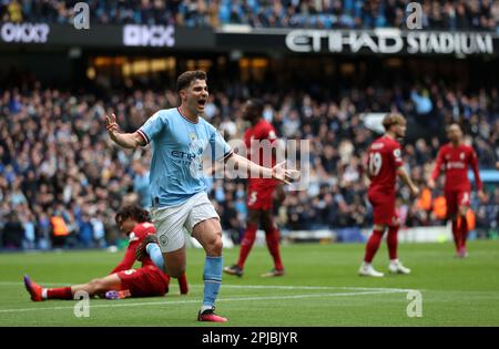 Etihad Stadium, Manchester, Großbritannien. 1. April 2023. Premier League Football, Manchester City gegen Liverpool; Julian Alvarez von Manchester City feiert sein 27.-minütiges Gleichgewichtsziel Credit: Action Plus Sports/Alamy Live News Stockfoto