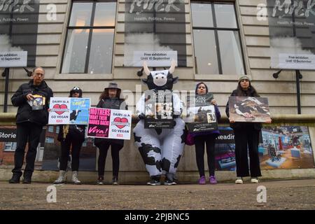 London, Großbritannien. 29. März 2023 Tierschützer mit Antimilchschildern versammelten sich vor der Wellcome Collection bei der Eröffnung der „Milk“-Ausstellung des Museums, die „unsere Beziehung zur Milch und ihren Platz in Politik, Gesellschaft und Kultur erforscht“. Stockfoto