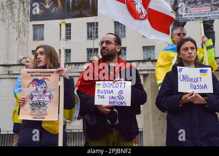 London, Großbritannien. 01. April 2023. Demonstranten halten während der Demonstration außerhalb der Downing Street Plakate gegen die russische Präsidentschaft des UN-Sicherheitsrates. Pro-ukrainische Demonstranten versammelten sich, um gegen Russland zu protestieren, das den Vorsitz des UN-Sicherheitsrates für den Monat April übernommen hat. (Foto: Vuk Valcic/SOPA Images/Sipa USA) Guthaben: SIPA USA/Alamy Live News Stockfoto