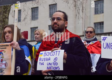 London, Großbritannien. 01. April 2023. Ein Protestteilnehmer hält ein Plakat, auf dem während der Demonstration außerhalb der Downing Street "Boykott Russland bei den Vereinten Nationen" steht. Pro-ukrainische Demonstranten versammelten sich, um gegen Russland zu protestieren, das den Vorsitz des UN-Sicherheitsrates für den Monat April übernommen hat. (Foto: Vuk Valcic/SOPA Images/Sipa USA) Guthaben: SIPA USA/Alamy Live News Stockfoto