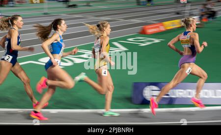 Eloisa Coiro (Italien), Keely Hodgkinson (Großbritannien und NI) und Majtie Kolberg (Deutschland), die an den 800m-Wärme-Wärmeträgern für Frauen im europäischen Innenraum teilnehmen Stockfoto