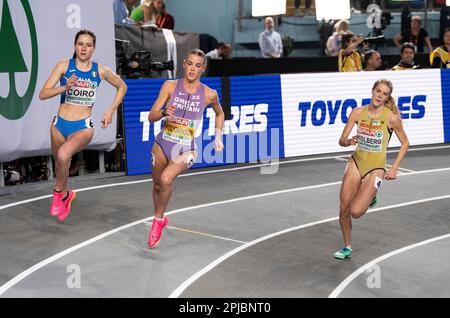 Eloisa Coiro (Italien), Keely Hodgkinson (Großbritannien und NI) und Majtie Kolberg (Deutschland), die an den 800m-Wärme-Wärmeträgern für Frauen im europäischen Innenraum teilnehmen Stockfoto