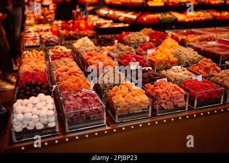 Ungesunde, aber leckere, bunte Marmelade-Süßigkeiten mit viel Zuckerfutter Hintergrund, die auf dem Boqueria-Markt, Barcelona (Spanien) verkauft werden können Stockfoto