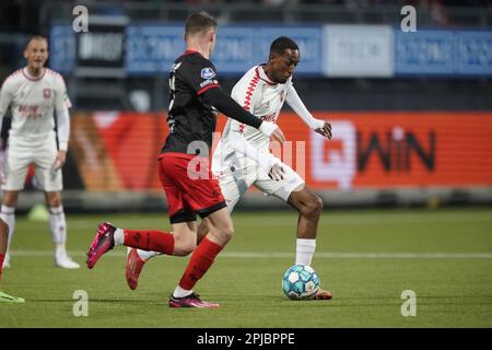 ROTTERDAM - (lr) Peter Koopmeiners von sbv Excelsior, Joshua Brenet vom FC Twente während des niederländischen Premier-League-Spiels zwischen sbv Excelsior und SC Cambuur im Van Donge & De Roo Stadium am 19. März 2023 in Rotterdam, Niederlande. ANP ROY LAZET Credit: ANP/Alamy Live News Stockfoto