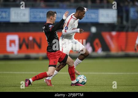 ROTTERDAM - (lr) Peter Koopmeiners von sbv Excelsior, Joshua Brenet vom FC Twente während des niederländischen Premier-League-Spiels zwischen sbv Excelsior und SC Cambuur im Van Donge & De Roo Stadium am 19. März 2023 in Rotterdam, Niederlande. ANP ROY LAZET Credit: ANP/Alamy Live News Stockfoto