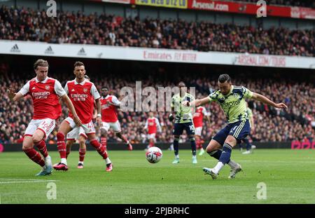 London, Großbritannien. 1. April 2023. Jack Harrison von Leeds United feuert während des Premier League-Spiels im Emirates Stadium in London in einem Trikot. Der Bildausdruck sollte lauten: David Klein/Sportimage Credit: Sportimage/Alamy Live News Stockfoto