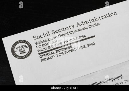 Lake Elsinore, CA, USA - 1. April 2023: Corner of Social Security Administration Statement envelope. Stockfoto