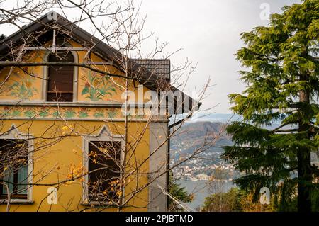 Art Nouveau-Stil in Brunate, einer Stadt auf einem Hügel mit Blick auf den Comer See in Italien. Stockfoto