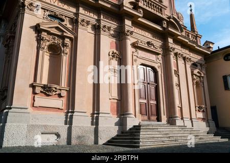 St. Andrea Apostelkirche in der auf einem Hügel gelegenen Stadt Brunate mit Blick auf den Comer See in Como, Italien. Stockfoto