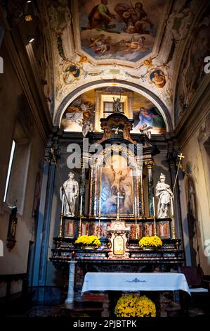 Die St. Andrea Apostel's Church befindet sich auf dem Hügel Brunate mit Blick auf den Comer See in Como, Italien. Stockfoto