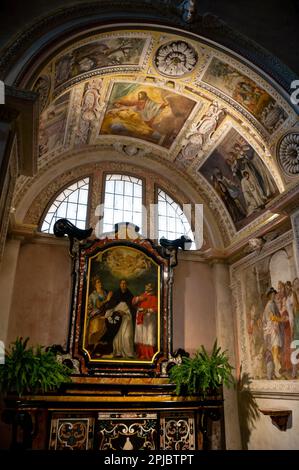 Handgemalte Fresken in der St. Andrea Apostel Kirche in Brunate, mit Blick auf den Comer See in Como, Italien. Stockfoto