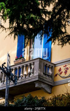 Balkon aus Brunatensteinen und bemalter Fries, Italien. Stockfoto