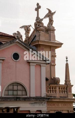 Barocke St. Andrea Apostelkirche in Brunate mit Blick auf den Comer See in Como, Italien, einschließlich Obelisken, oculus-Fenster und Statuen. Stockfoto