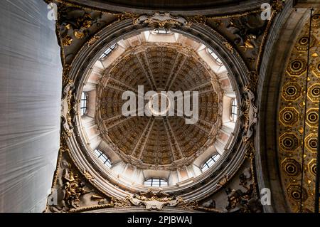 Die riesige Kuppel des Doms von Como oder die Kathedrale Santa Maria Assunta in Como, Italien. Stockfoto