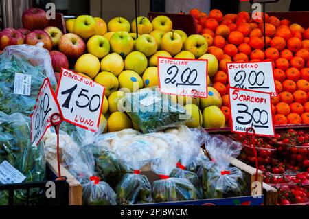 Frisches Obst auf dem Bauernmarkt im Freien in Como, Italien. Stockfoto