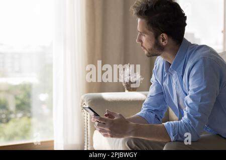 Professioneller, freiberuflicher Geschäftsmann, der die App auf dem Smartphone verwendet Stockfoto