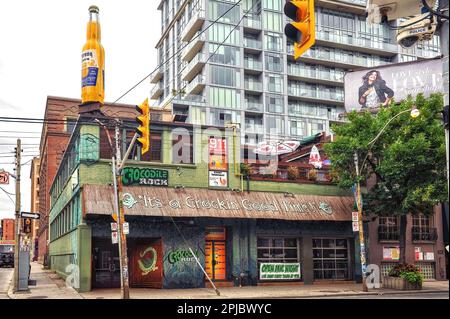 Toronto, Kanada - 5. September 2011: Die Crocodile Rock Bar in der Adelaide St W war seit fast 30 Jahren eine beliebte Bar in Toronto. Die Eigentümer erklärten im Mai 2020, dem ersten Jahr der Covid-19-Pandemie, dass sie die Bar schließen würden. Stockfoto