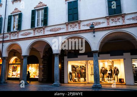 Ein italienischer Fries im Jugendstil- oder Liberty-Stil schmückte die Arkade in Como, Italien, mit einem großen bogenförmigen Portal im Inneren. Stockfoto