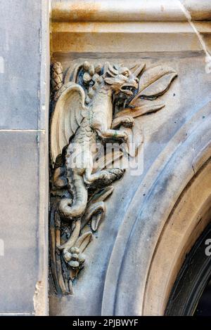 Spandrel-Schnitzereien im ehemaligen Cowan Printworks Building in der West Register Street, Edinburgh. Stockfoto