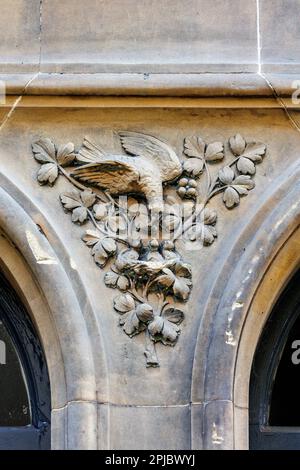 Spandrel-Schnitzereien im ehemaligen Cowan Printworks Building in der West Register Street, Edinburgh. Stockfoto