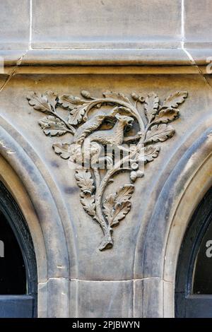 Spandrel-Schnitzereien im ehemaligen Cowan Printworks Building in der West Register Street, Edinburgh. Stockfoto