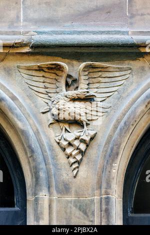 Spandrel-Schnitzereien im ehemaligen Cowan Printworks Building in der West Register Street, Edinburgh. Stockfoto