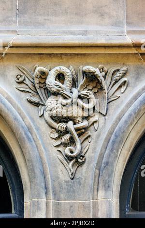 Spandrel-Schnitzereien im ehemaligen Cowan Printworks Building in der West Register Street, Edinburgh. Stockfoto