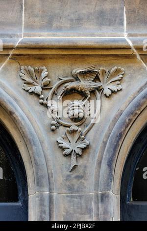 Spandrel-Schnitzereien im ehemaligen Cowan Printworks Building in der West Register Street, Edinburgh. Stockfoto