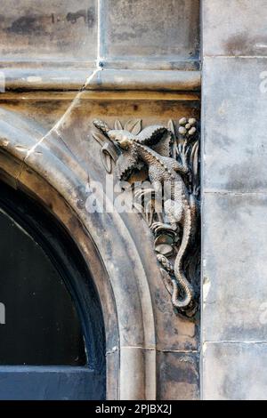 Spandrel-Schnitzereien im ehemaligen Cowan Printworks Building in der West Register Street, Edinburgh. Stockfoto