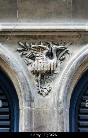 Spandrel-Schnitzereien im ehemaligen Cowan Printworks Building in der West Register Street, Edinburgh. Stockfoto