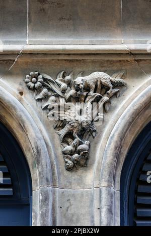 Spandrel-Schnitzereien im ehemaligen Cowan Printworks Building in der West Register Street, Edinburgh. Stockfoto