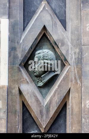 Bronzeköpfe im ehemaligen Cowan Printworks Building in der West Register Street, Edinburgh. Stockfoto