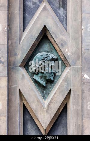 Bronzeköpfe im ehemaligen Cowan Printworks Building in der West Register Street, Edinburgh. Stockfoto