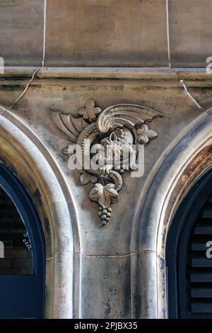 Spandrel-Schnitzereien im ehemaligen Cowan Printworks Building in der West Register Street, Edinburgh. Stockfoto