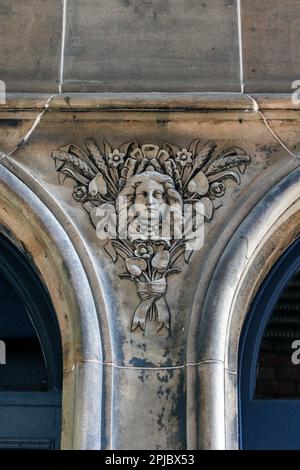 Spandrel-Schnitzereien im ehemaligen Cowan Printworks Building in der West Register Street, Edinburgh. Stockfoto