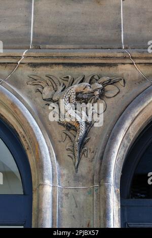 Spandrel-Schnitzereien im ehemaligen Cowan Printworks Building in der West Register Street, Edinburgh. Stockfoto