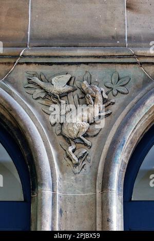 Spandrel-Schnitzereien im ehemaligen Cowan Printworks Building in der West Register Street, Edinburgh. Stockfoto