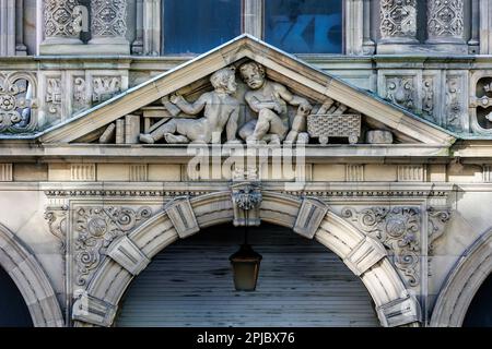 Bronzeköpfe im ehemaligen Cowan Printworks Building in der West Register Street, Edinburgh. Stockfoto