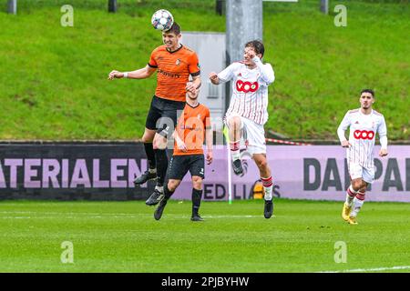 Liam Scott Fraser (4) von KMSK Deinze, das während des 5. Spieltags in den Challenger Pro League Relegation Play-offs für die Saison 2022-2023 während eines Fußballspiels zwischen KMSK Deinze und Standard SL16FC am Samstag, den 1. April 2023 in Deinze , Belgien , gezeigt wurde . FOTO SPORTPIX | Stijn Audooren Kredit: Sportpix/Alamy Live News Stockfoto