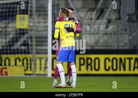 WAALWIJK - (lr) Dario van den Buijs von RKC Waalwijk, RKC Waalwijk Torwart Etienne Vaessen feiert den Sieg beim niederländischen Premier-League-Spiel zwischen RKC Waalwijk und Vitesse am 1. April 2023 im Mandemakers Stadium in Waalwijk, Niederlande. ANP BART STOUTJESDYK Credit: ANP/Alamy Live News Stockfoto