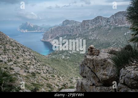 Versteckte Bucht und majestätische Berge bei der Erkundung der nebligen Küste von Mallorca in Spanien Stockfoto