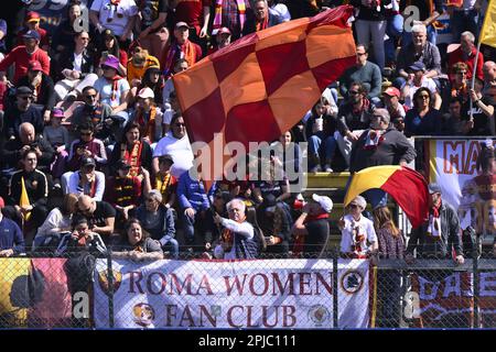 Rom, Italien. 01. April 2023. Unterstützer von A.S. Rom am 21. Tag der Serie A Meisterschaft Poule Scudetto zwischen A.S. Roma Women und A.C. Milan Women im stadio Tre Fontane am 1. April 2023 in Rom, Italien. Kredit: Live Media Publishing Group/Alamy Live News Stockfoto