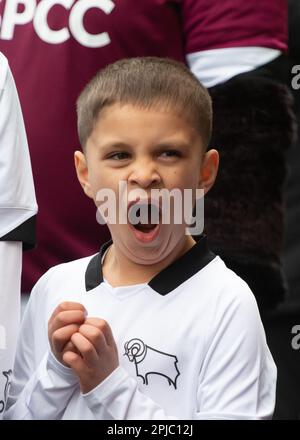 Derby County Football Team gegen Ipswich Town FC am 01. April 2023 im Pride Park Stadium in Derby, Großbritannien. Young Derby County Fan im Pride Park Stadium, Derby, Großbritannien Kredit: Mark Dunn/Alamy Live News Stockfoto