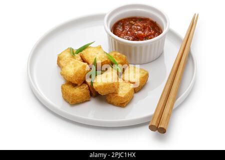 Knusprige, gewürfelte Tofu-Puffs mit Chili-Sauce Stockfoto