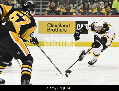 Pittsburgh, Usa. 01. April 2023. Boston Bruins Center David Krejci (46) fährt am Samstag, den 25. März 2023, in der PPG Paints Arena in Pittsburgh Rickard Rakell (67) mit dem rechten Flügel der Pittsburgh Penguins zum Puck in der ersten Stunde. Foto: Archie Carpenter/UPI Credit: UPI/Alamy Live News Stockfoto