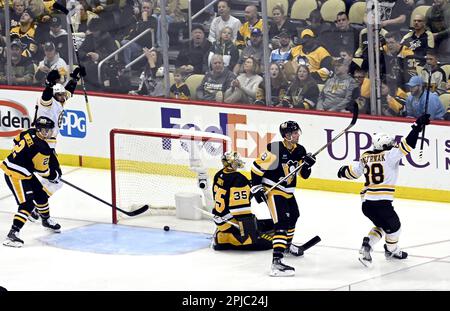 Pittsburgh, Usa. 01. April 2023. Pittsburgh Penguins reagieren, als Boston Bruins rechtsbündiger David Pastrnak (88) sein Tor in der zweiten Periode gegen die Pittsburgh Penguins in der PPG Paints Arena in Pittsburgh am Sonntag, den 1. April 2023 feiert. Foto: Archie Carpenter/UPI Credit: UPI/Alamy Live News Stockfoto