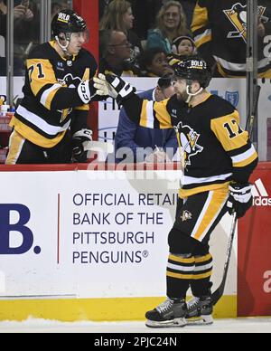 Pittsburgh, Usa. 01. April 2023. Pittsburgh Penguins Right Wing Bryan Rust (17) feiert sein Tor mit Pittsburgh Penguins Center Evgeni Malkin (71) während der ersten Stunde am Sonntag, den 1. April 2023, in der PPG Paints Arena in Pittsburgh. Foto: Archie Carpenter/UPI Credit: UPI/Alamy Live News Stockfoto