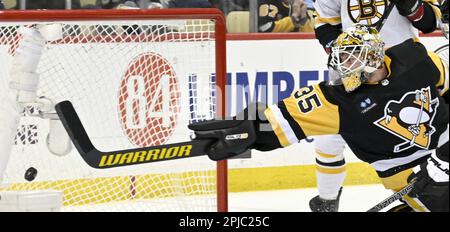 Pittsburgh, Usa. 01. April 2023. Boston Bruins Defenseman Charlie McAvoy erzielte in der ersten Stunde am Sonntag, den 1. April 2023, in der PPG Paints Arena in Pittsburgh Punkte bei einem Taucher der Pittsburgh Penguins Tristan Jarry (35). Foto: Archie Carpenter/UPI Credit: UPI/Alamy Live News Stockfoto