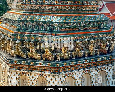 Die Visitenkarte der Hauptstadt von Thailand ist der buddhistische Tempel Wat Arun, Tempel der Morgenröte, der sich am Ufer des Chao Phraya River befindet. Stockfoto